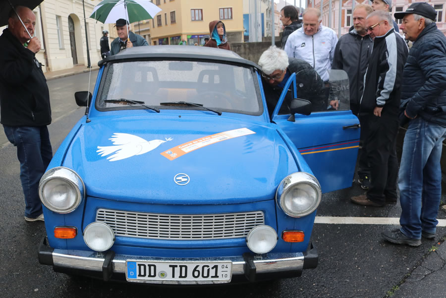 Friedensfahrtsblauer Trabi