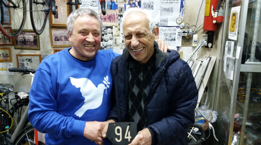 Tarek übergibt seine Startnummer der Friedensfahrt 1965